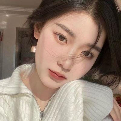 她背后的那双手